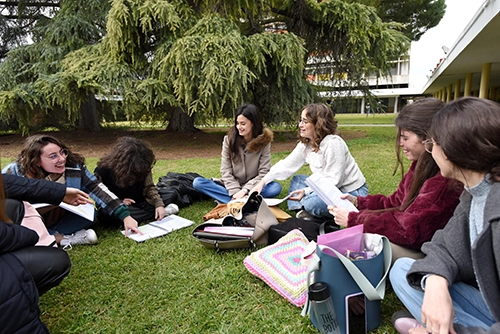 Estudiantes de la UCO sonriendo en clase